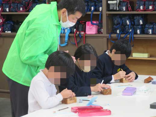 金沢市内の小学校の出前はんこ講座です。